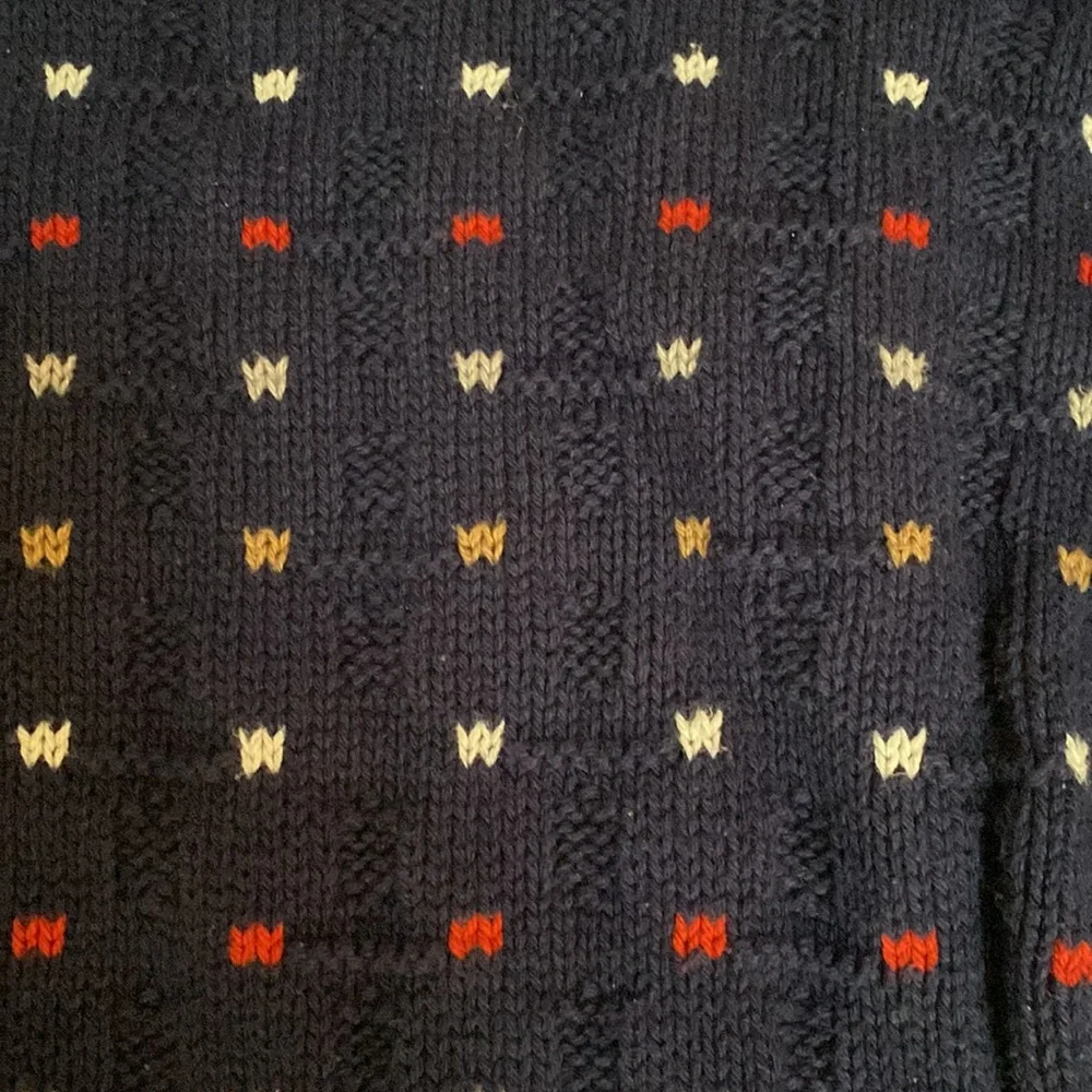 Eddie Bauer men’s sweater. No size in the label. Is a large or extra large . - Picture 3 of 3